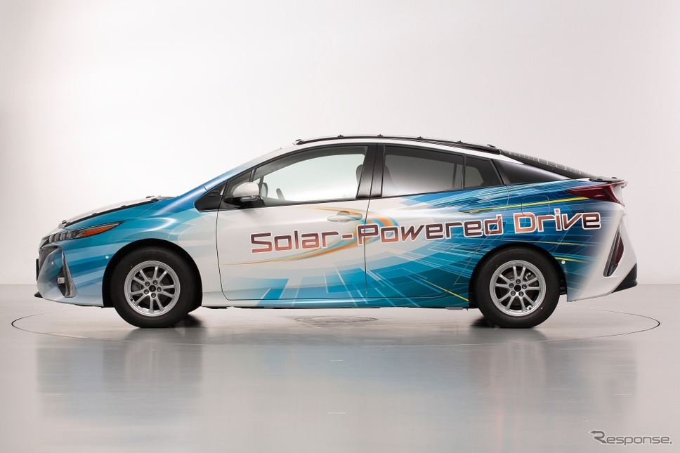 太陽電池パネルを搭載した「プリウスPHV」実証車《写真 トヨタ自動車》