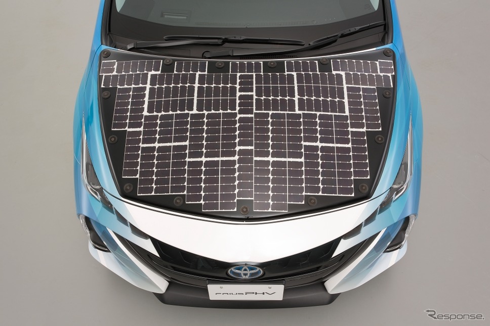 太陽電池パネルを搭載した「プリウスPHV」実証車《写真 トヨタ自動車》