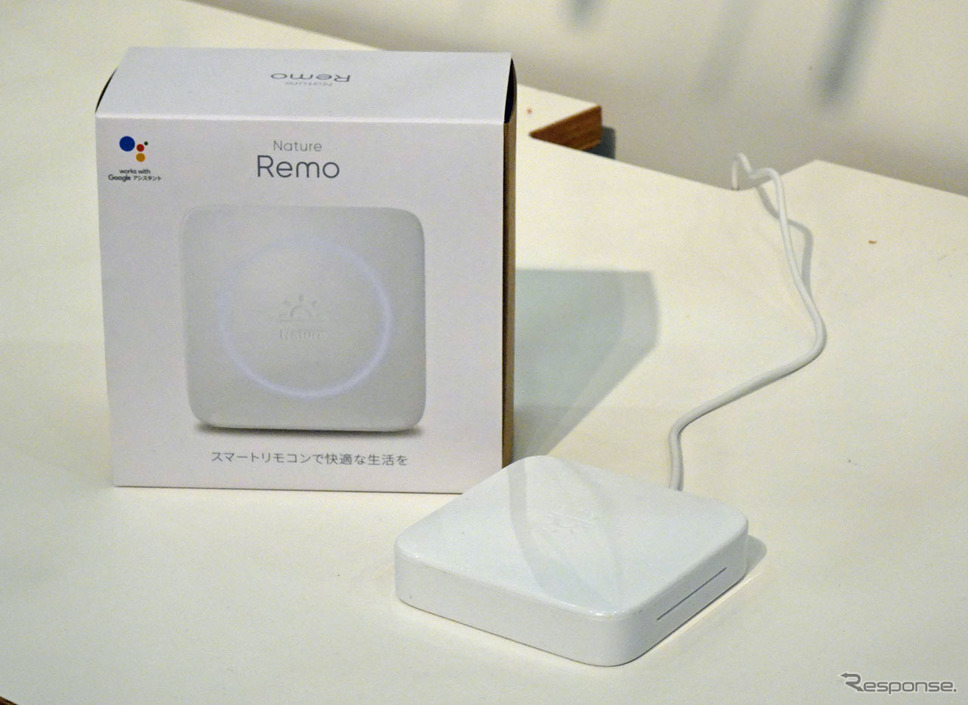 「HOME IoT」家庭用端末として使うスマートリモコン「Nature Remo」《撮影 会田肇》