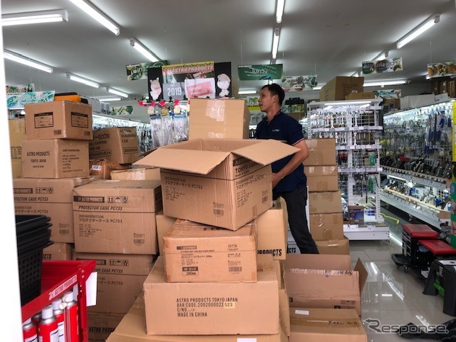 日本から届いたばかりの商品《撮影 川崎大輔》
