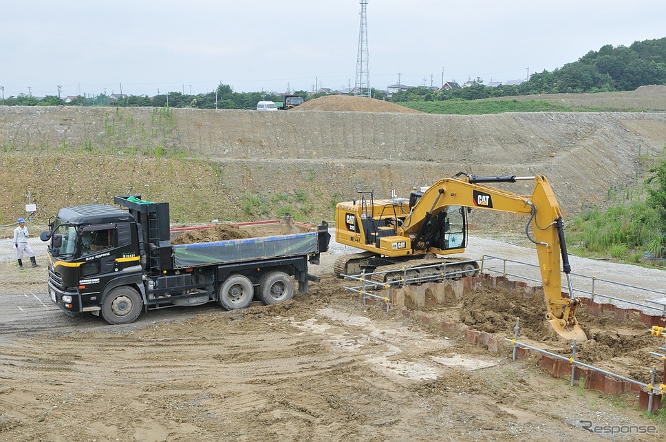 無人のCat320による自動掘削・積込作業《写真 丹羽圭》