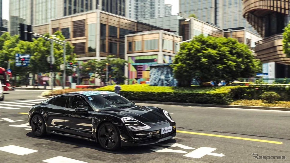 ポルシェ・タイカンの最新プロトタイプ車《photo by Porsche》