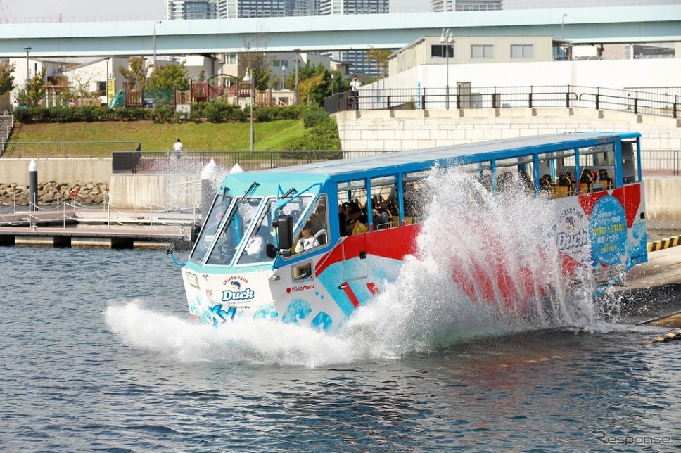 スカイダック入水シーン《画像:日の丸自動車興業》