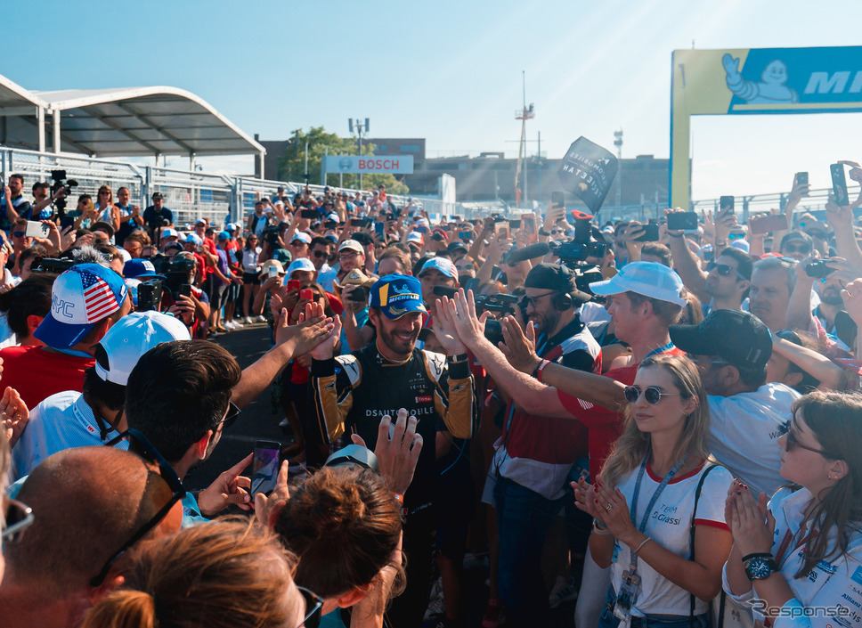 連覇王ベルニュはニューヨークの観客の歓呼に迎えられる。《写真提供 ABB FIA Formula E》