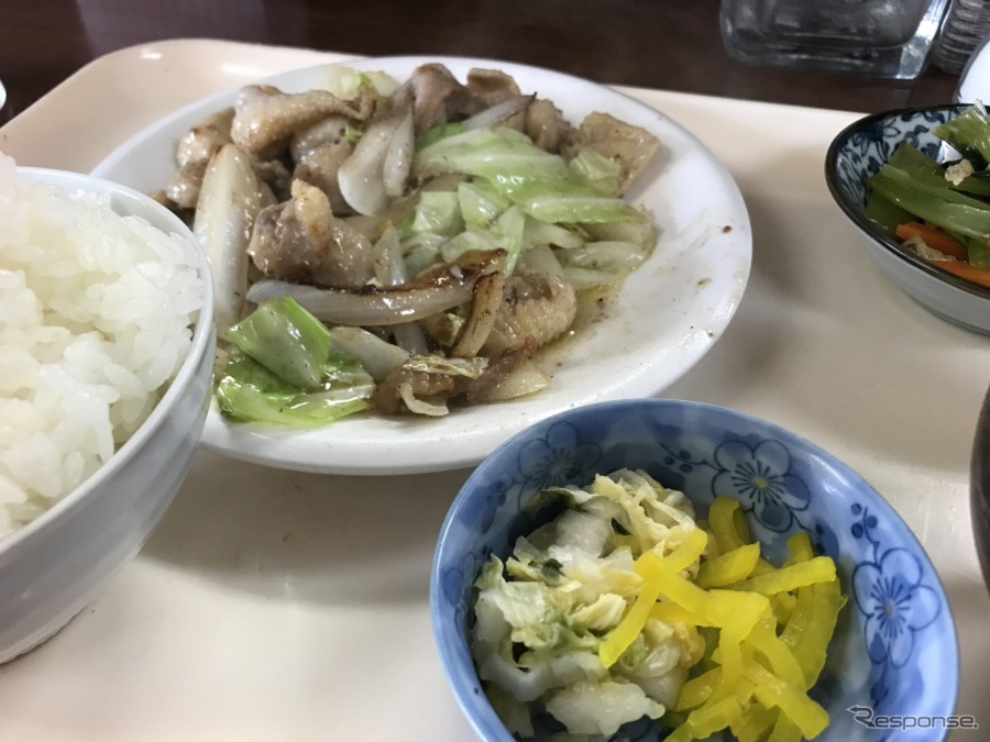 ちなみに、鶏皮塩焼定食これも開店当初から変わらない味なのだそうだ。鶏皮を玉ねぎやキャベツなどと一緒に塩味で炒めているので、野菜の甘みとのコントラストが引き立つ。《撮影 中込健太郎》