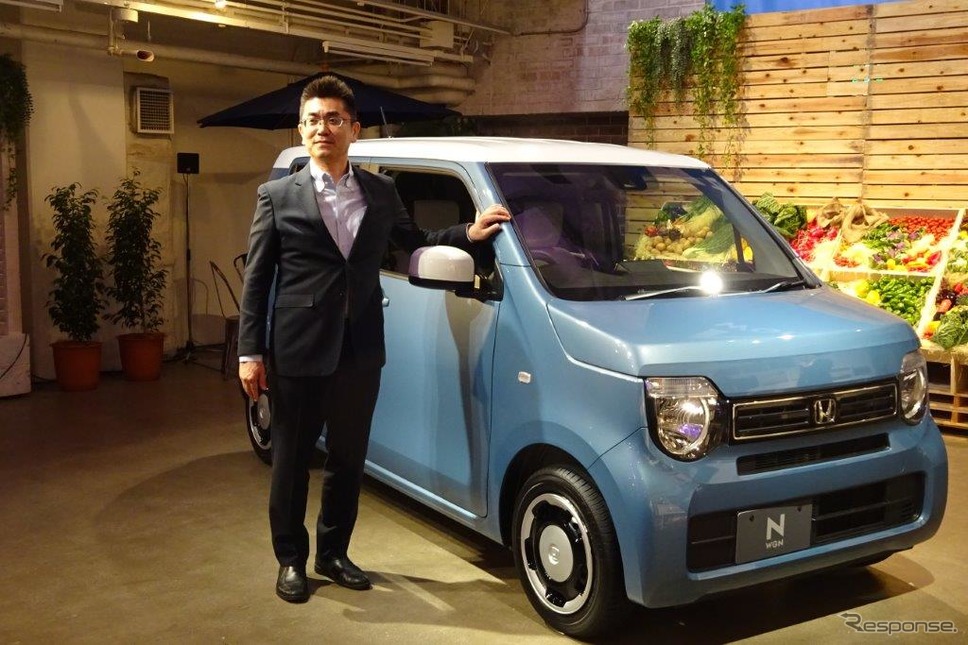 ホンダN-WGNと開発責任者の古舘茂氏《撮影 池原照雄》