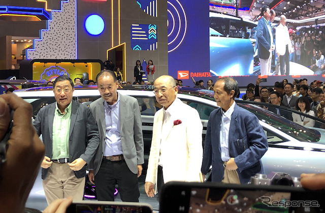 ダイハツ奥平社長とコンセプトカー「HY FUN」（インドネシア国際オートショー2019）《撮影 藤井真治》