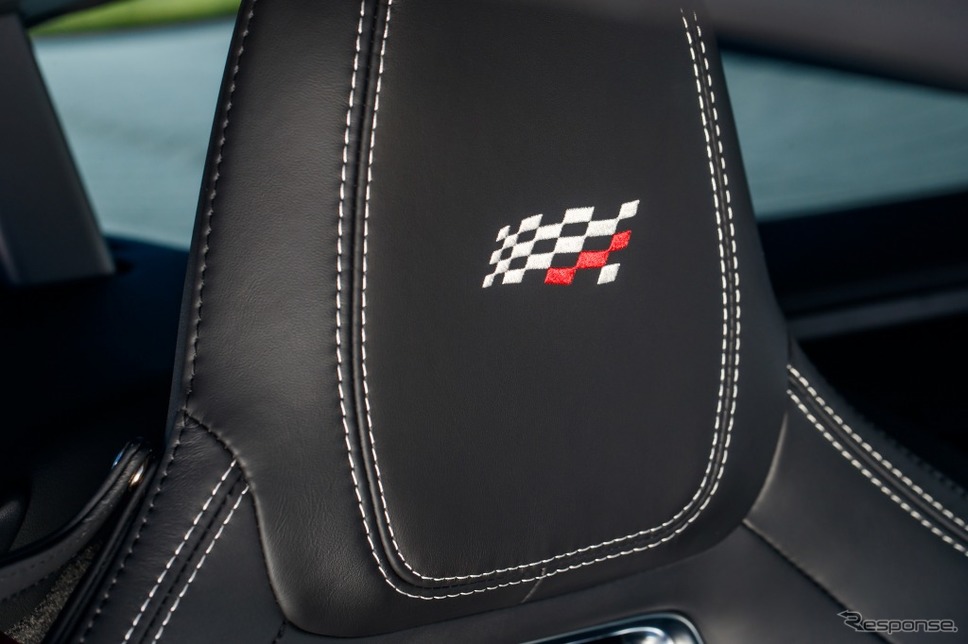 ヘッドレストにCHEQUERED FLAGロゴ《画像:ジャガー・ランドローバー・ジャパン》