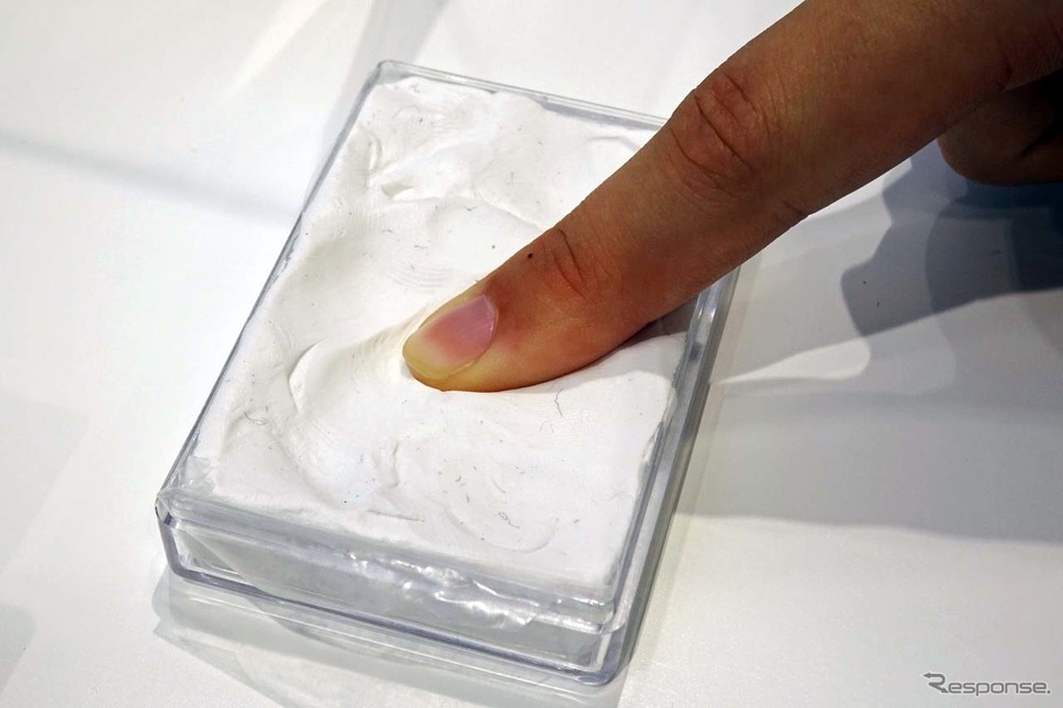 指で押せば容易に形状が変わる粘土を熱伝導部材として使うのが「Tran-Qクレイ」