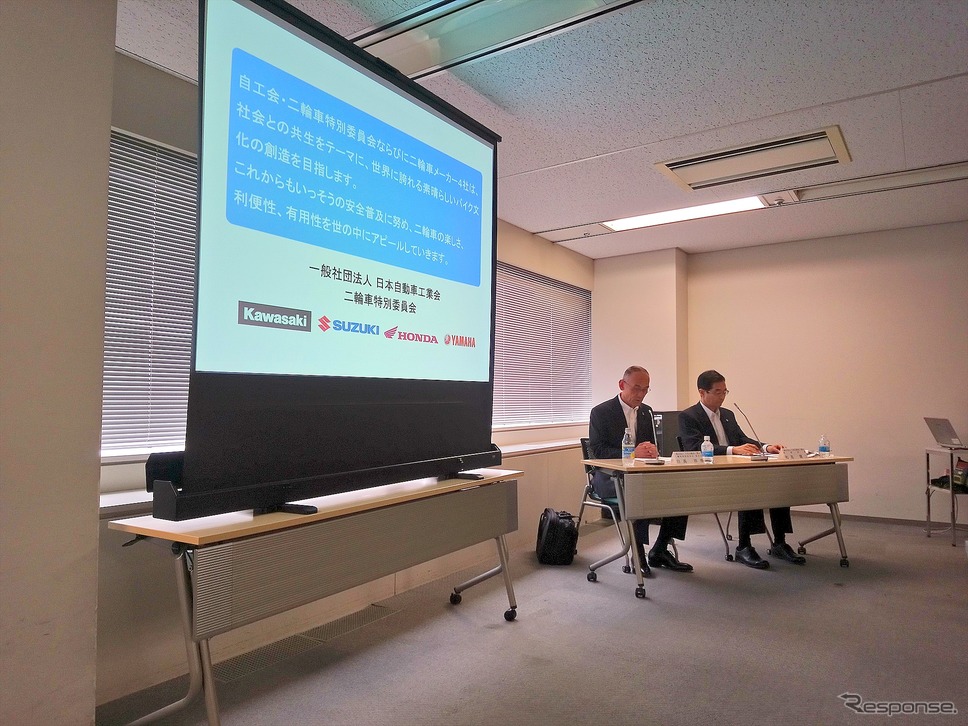 会見の後半では記者との懇談会が行われ活発に質疑応答が交わされた《撮影 小林ゆき》