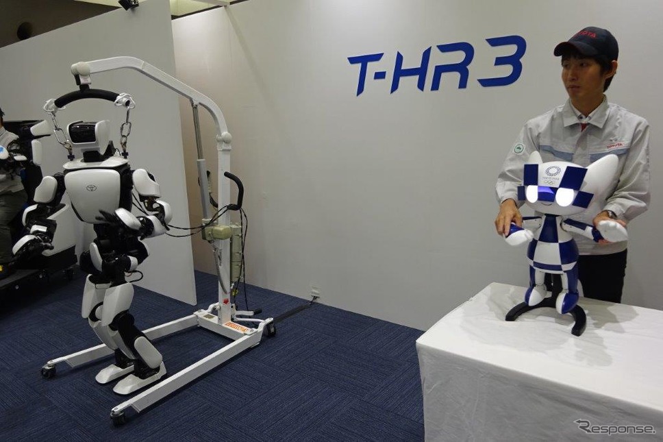 トヨタ　マスコットロボット（右）とT-HR3の連携《撮影　池原照雄》