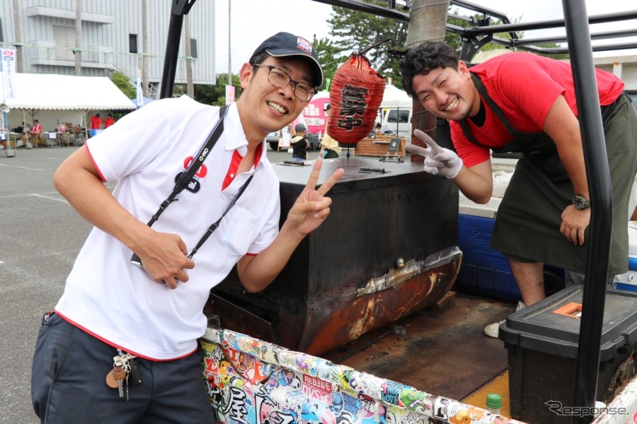 ユニークなフードもたくさん。みずみずしさが残り甘すぎない冷やし焼き芋は真夏の屋外イベントにはもってこい。《撮影 中込健太郎》
