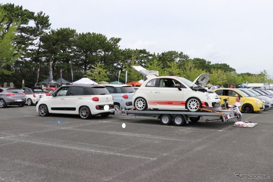 500Lが引くアバルト。イタリア車は生活感があってもこうしたシーンで愉しさがしっかりと出るのは毎回感心させられる。《撮影 中込健太郎》