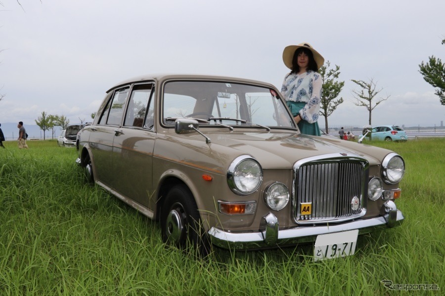 横浜からバンデンプラスプリンセスで参加した女性オーナー。エアコンはないものの、三角窓があるので問題ないそうだ。若者のクルマ好きはしかし頼もしい。《撮影 中込健太郎》