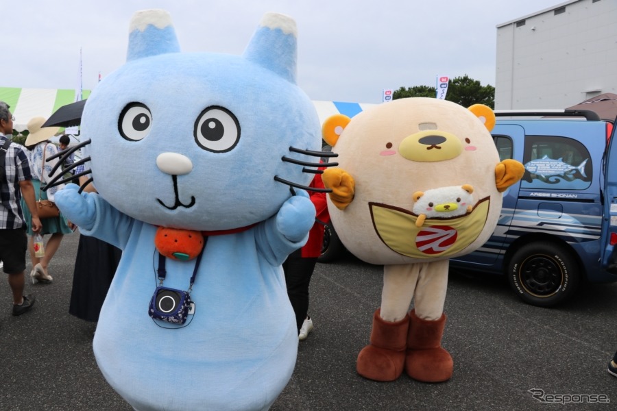 フランス製オイルユニルオパール日本輸入5周年ミーティング開催。地元のゆるキャラも大集合。《撮影 中込健太郎》