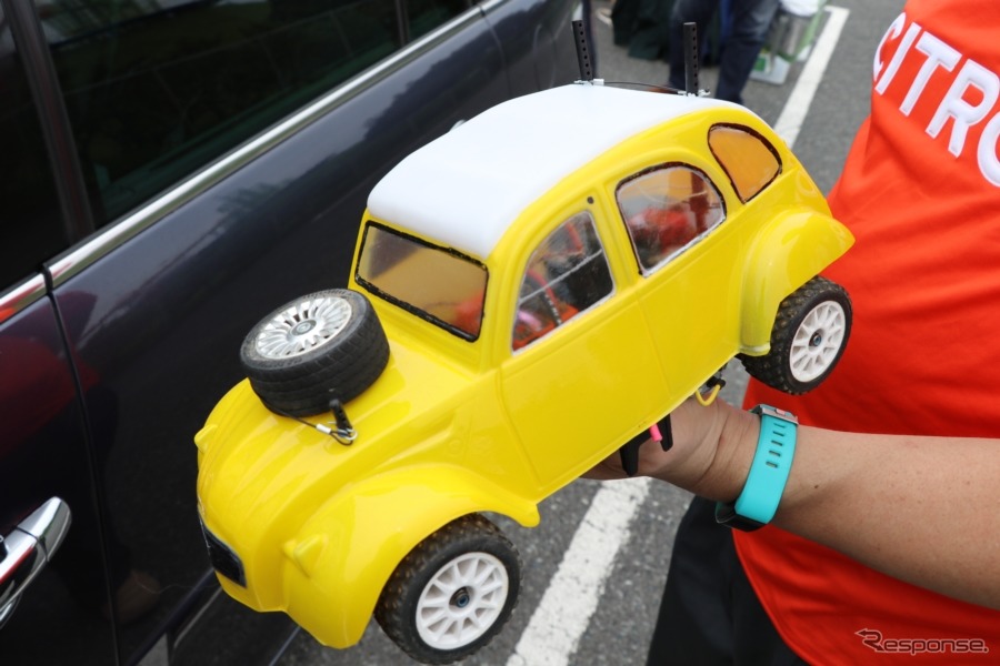 自作のラジコン。4輪駆動モデル「サハラ」をRCカーで実現したそうだ。《撮影 中込健太郎》