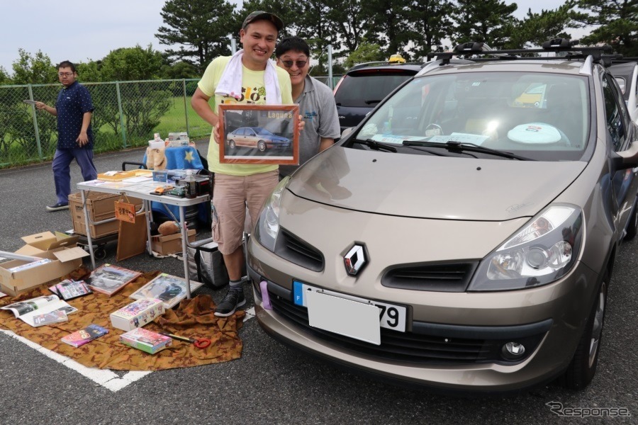 ルノーも、魅力的なモデルで日本未導入のものは少なくない。サイズ、使い勝手などあらゆる面でジャストさが魅力のクリオ・グランツール。日本ではルーテシアとして販売されたもののワゴンだが、こちらのオーナーさまの広げるお店にも魅力的な商品が多数。こんなお店がほかにもたくさん出ていた。《撮影 中込健太郎》