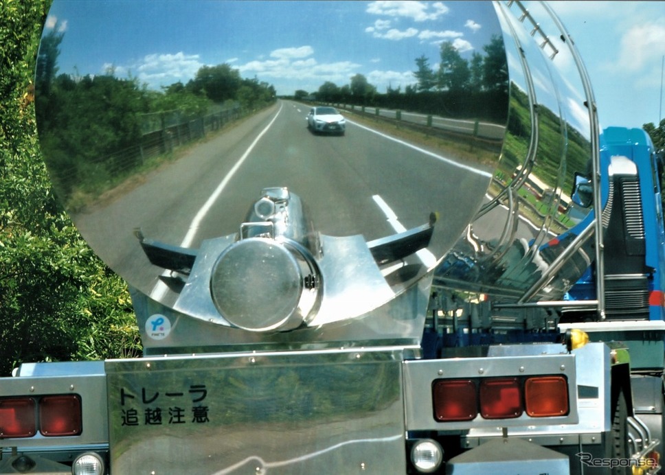 第2回最優秀作品「あ!車が映ってる!」《画像:経済広報センター》