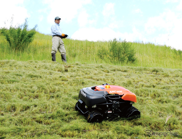 クボタ　ラジコン草刈機「ARC-500」による作業の様子《画像：クボタ》
