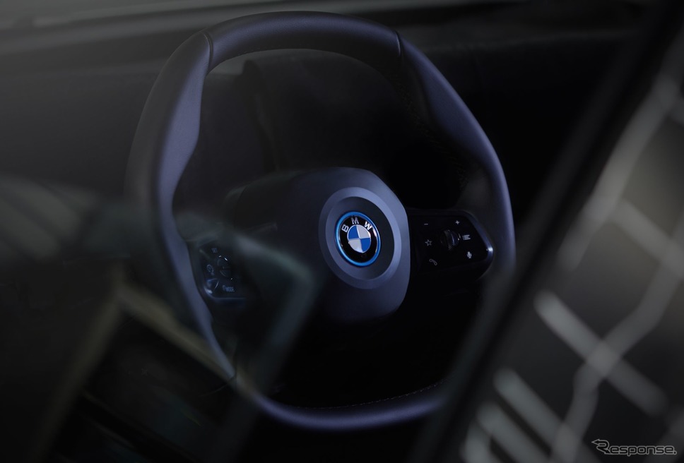 BMWグループの次世代EVのiNEXTに採用される新開発の「ポリゴナル・ステアリングホイール」《photo by BMW》