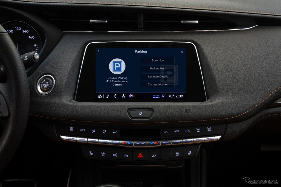 キャデラックの車載スクリーンから駐車場を予約し料金決済も可能なシステム《photo by Cadillac》