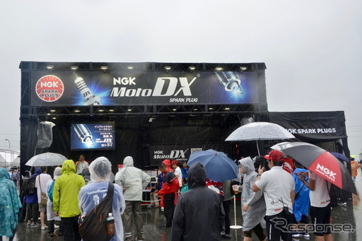 【鈴鹿8耐】メカ好き必見! 初の二輪専用プラグをアピールするNGKブース
