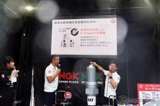 【鈴鹿8耐】メカ好き必見! 初の二輪専用プラグをアピールするNGKブース