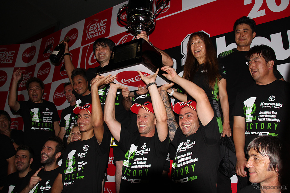 優勝したNo.10 Kawasaki Racing Teamによる記念撮影《撮影 藤木充啓》