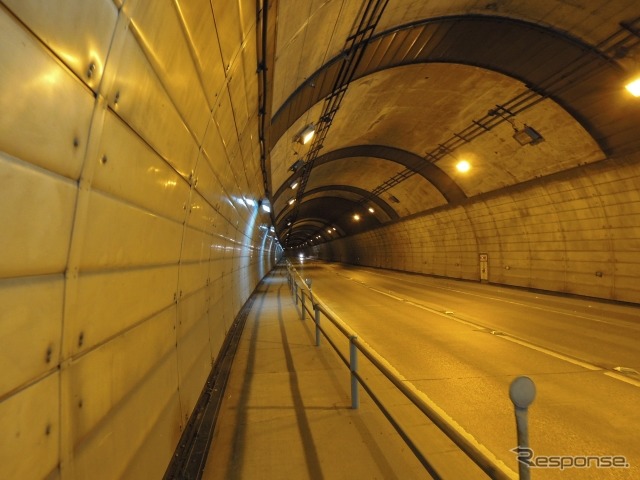 側道付きトンネルの例《写真AC》