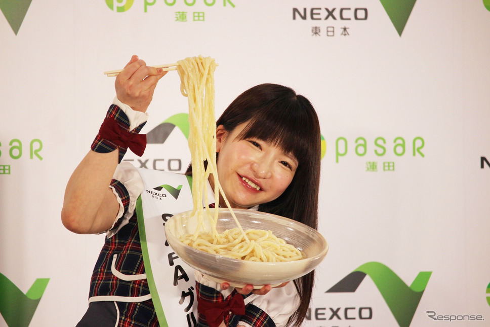 4人前というファミリーサイズの肉汁うどん《撮影 釜田康佑》