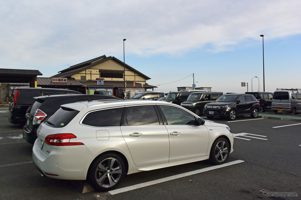 静岡最西部の道の駅潮見坂にて。冬季は激甘のみかんが常軌を逸した低価格で売られている。《撮影 井元康一郎》