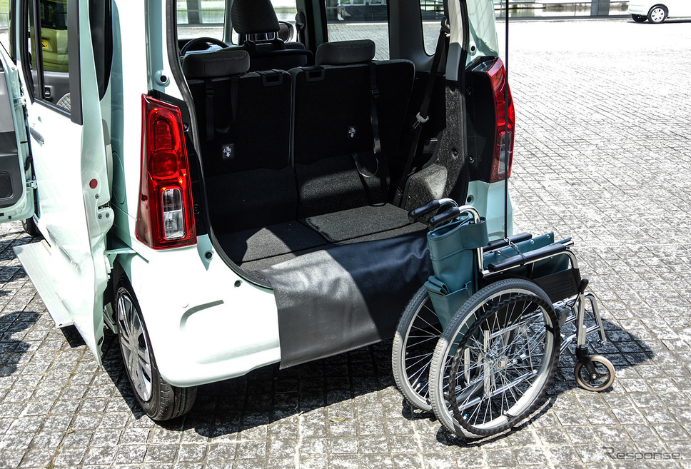 ダイハツ タント 新型の回転シート車が装備する「パワークレーン」《撮影 宮崎壮人》