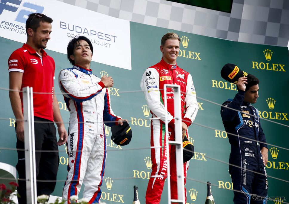 F2ハンガリー戦「レース2」でミック・シューマッハ（右から2人目）が優勝、松下信治（同3人目）が2位に。《写真提供 FIA-F2》