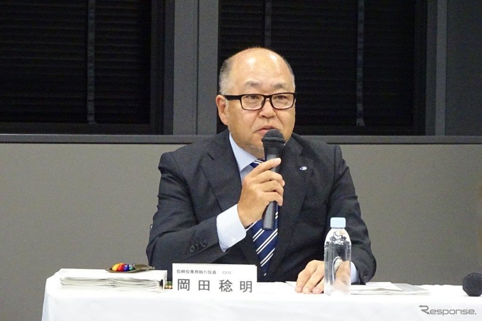 決算を発表するスバルの岡田稔明専務《撮影 池原照雄》