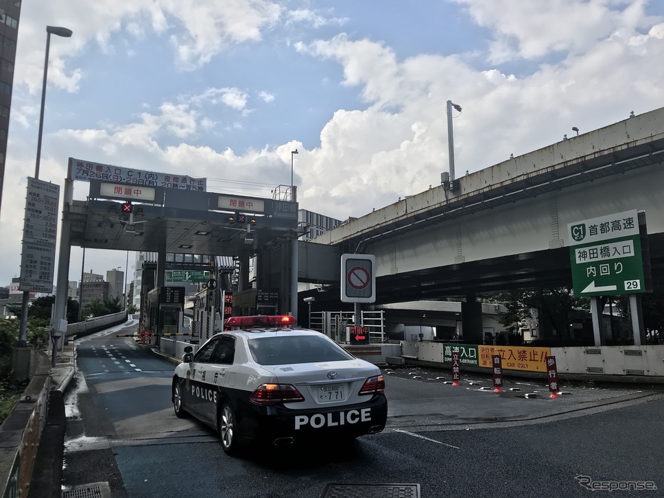 閉鎖された首都高都心環状線内回り神田橋入り口（7月26日）《撮影 高木啓》
