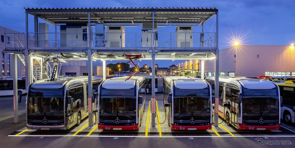 向かって左端の車両が、車載パンタグラフと、地上設備天井の給電レールとの組み合わせ。2台目が地上設備天井の給電パンタグラフと、車両ルーフのレールとの組み合わせ。《photo by Mercedes-Benz》