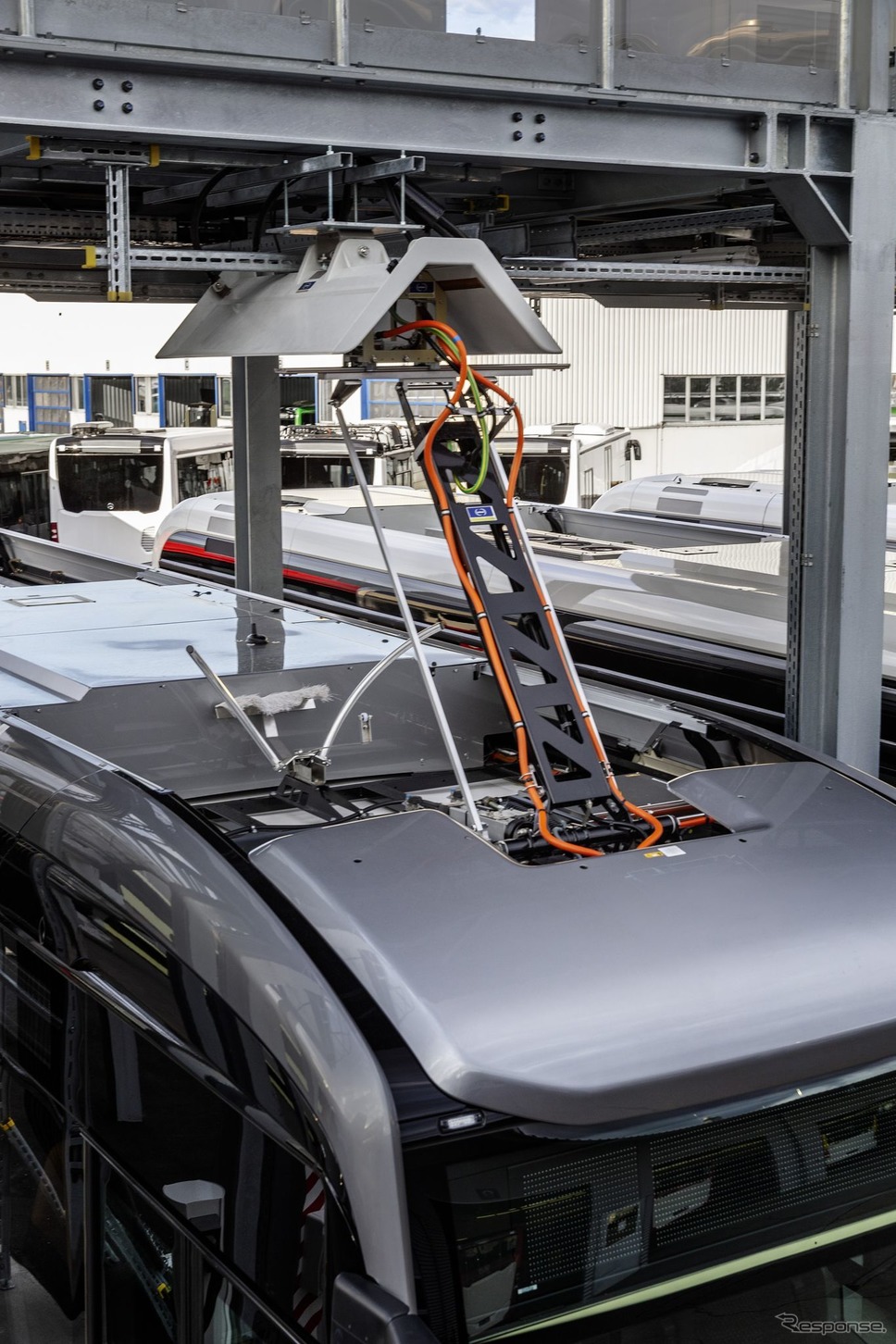 車載パンタグラフと、地上設備天井の給電レールとの組み合わせ。《photo by Mercedes-Benz》