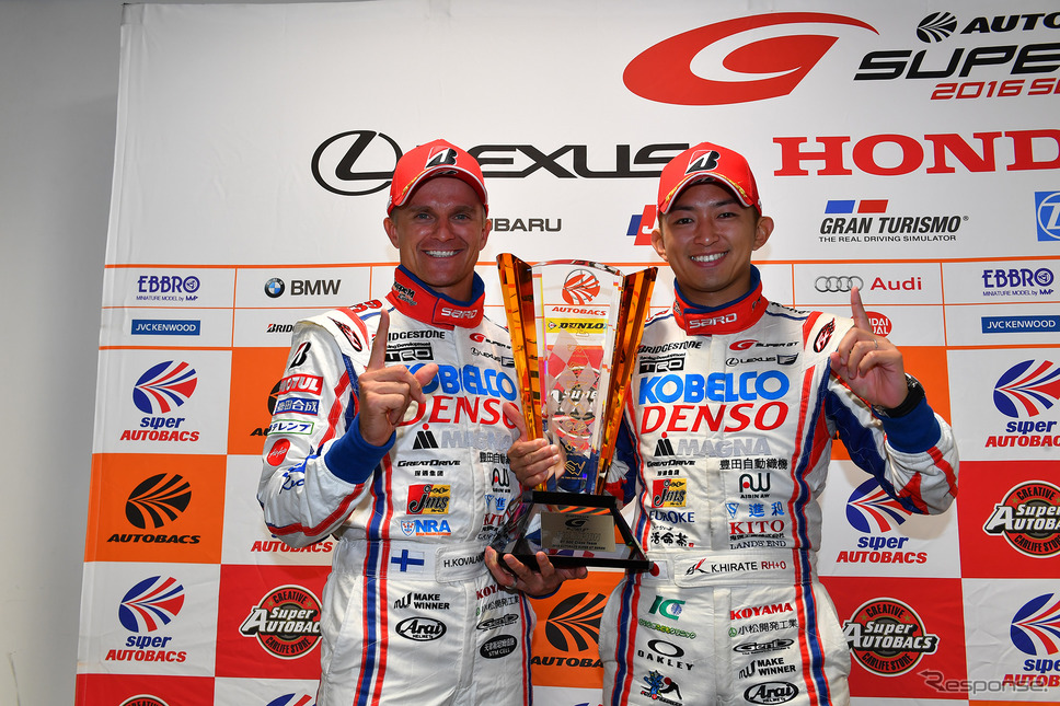2017年SUPER GT GT500クラス王者、コバライネン選手(向かって左)《photo: (c) GTA》