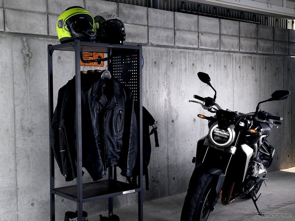 「バイクと俺」が帰る場所にあってほしいライダーズギアハンガー《画像:ビーズ》