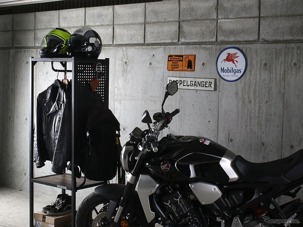 スタイリングを魅せる収納を可能にするライダーズギアハンガー《画像:ビーズ》