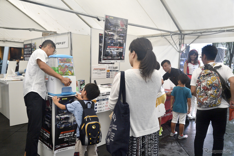 ホップ! ステップ!! 2020!!! 東京国際フォーラムで夏休み　〜丸の内キッズジャンボリー スペシャル版〜のSUPER GT EXPERIENCE《撮影 雪岡直樹》