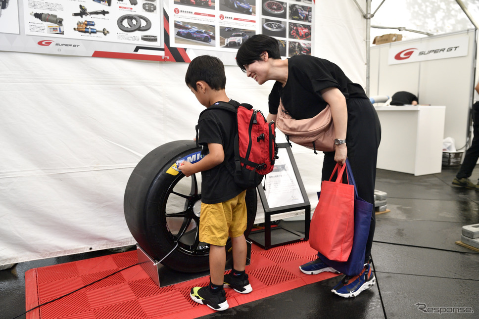 ホップ! ステップ!! 2020!!! 東京国際フォーラムで夏休み　〜丸の内キッズジャンボリー スペシャル版〜のSUPER GT EXPERIENCE《撮影 雪岡直樹》