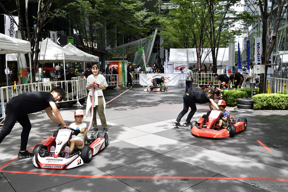 ホップ! ステップ!! 2020!!! 東京国際フォーラムで夏休み　〜丸の内キッズジャンボリー スペシャル版〜のSUPER GT EXPERIENCE《撮影 雪岡直樹》
