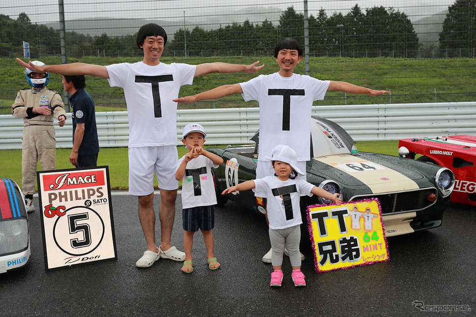 スタート前に行われたコスプレ撮影会(富士K4-GP)《撮影 竹内英士》