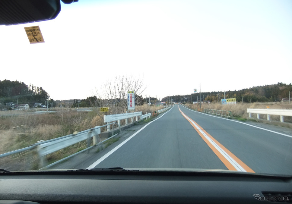 福島県富岡町を行く。フロントガラス上部には遮光ぼかしが入っていた。《撮影 井元康一郎》