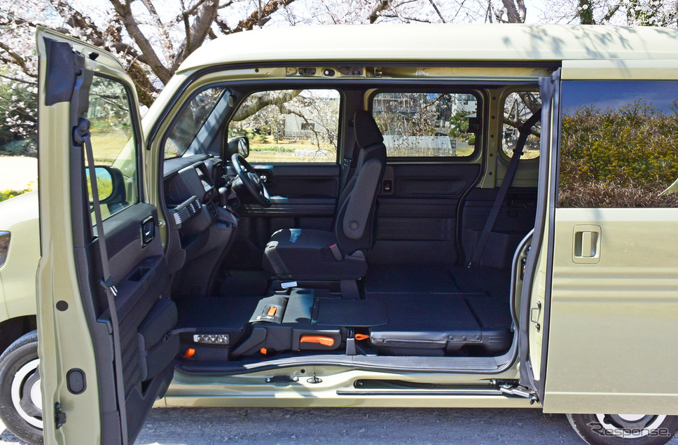 Bピラーレスによる大開口部。乗用車ではダイハツ『タント』などの採用例があるが、商用車では初。《撮影 井元康一郎》