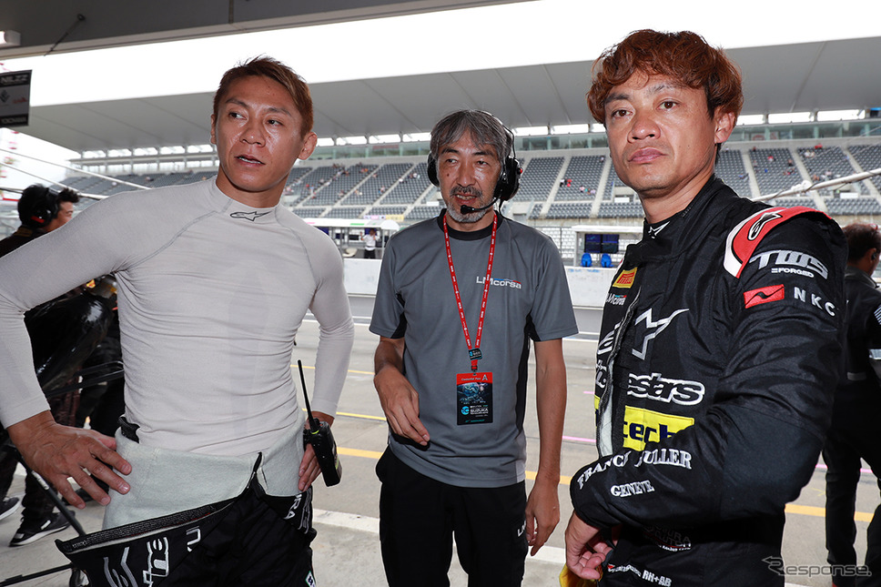 総合6番手、#60 LM corsaの(左から)脇阪薫一、監督の服部尚貴、脇阪寿一《撮影 竹内英士》