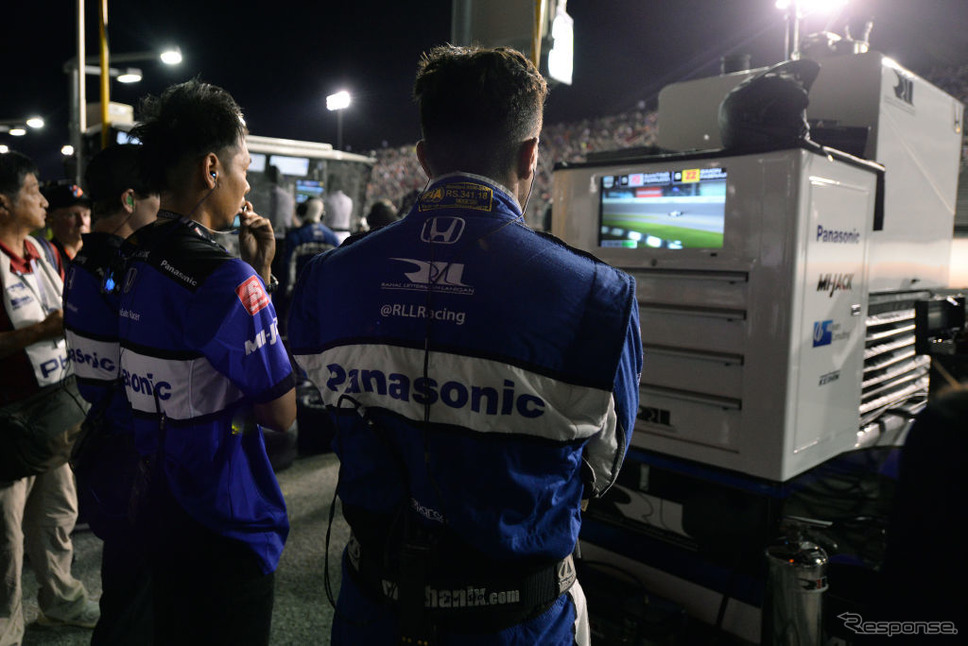 ファイナルラップをモニターで見守る佐藤琢磨のクルー。《photo (c) Getty Images》
