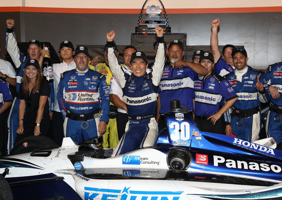 勝利を喜ぶ佐藤琢磨と陣営の人々。《写真提供 INDYCAR》
