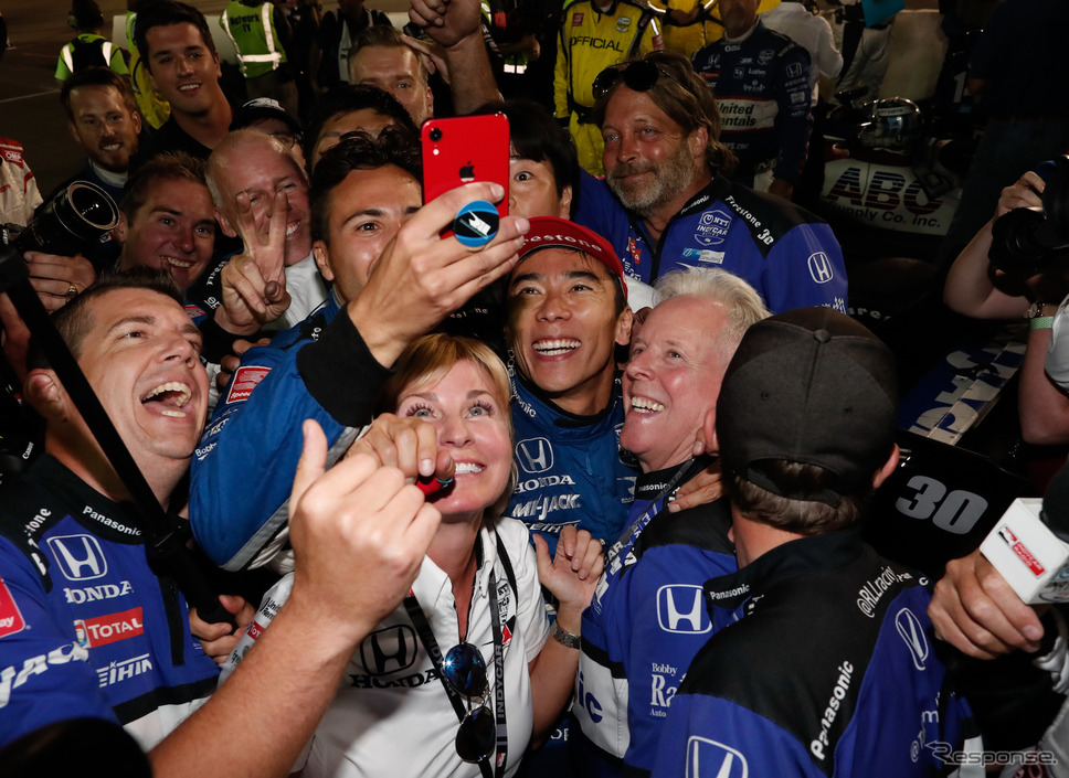 勝利を喜ぶ佐藤琢磨と陣営の人々。《写真提供 INDYCAR》
